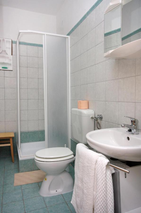 Double Room Vrbnik 5301B Экстерьер фото